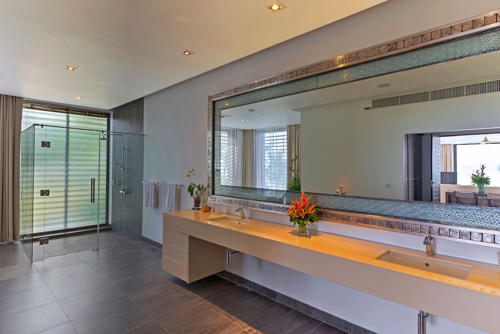 Villa-Ocean's-11-Phuket---Bathroom-of-Master-Bedroom-(1)