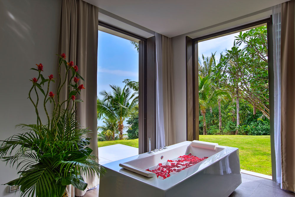 Villa-Ocean's-11-Phuket---Bathroom-of-Master-Bedroom-(2)
