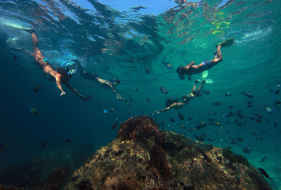 six_senses_yao_noi_975x660_02_snorkelling_family