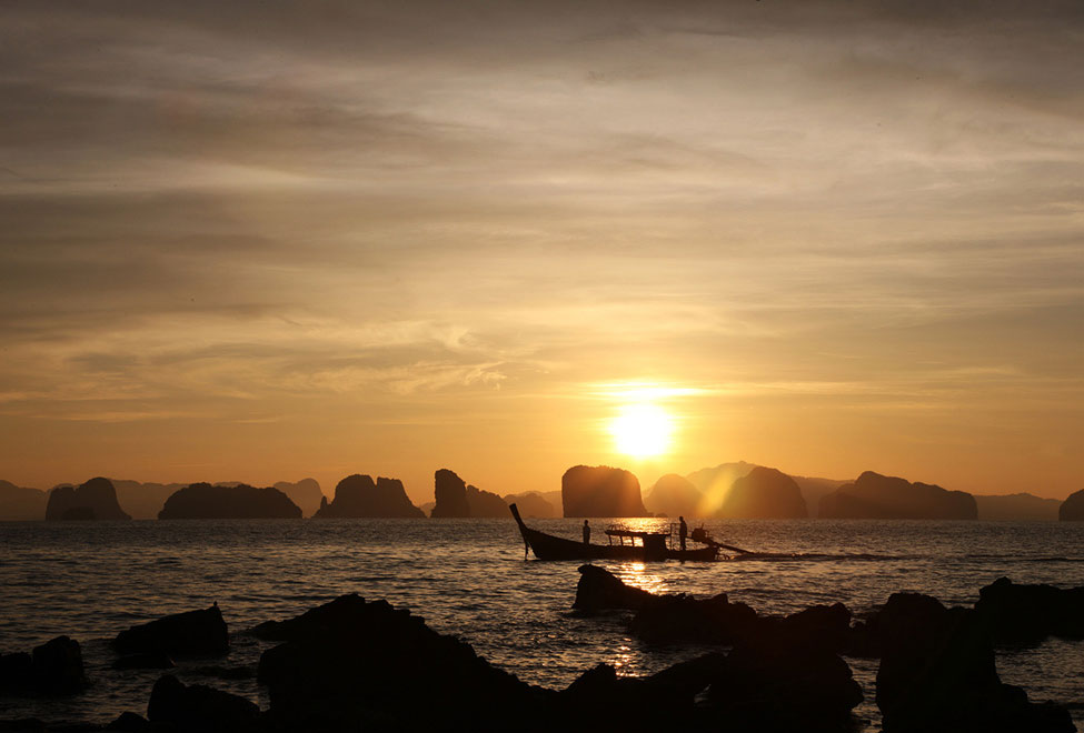 six_senses_yao_noi_975x660_08_phang_nga_bay_at_sunrise