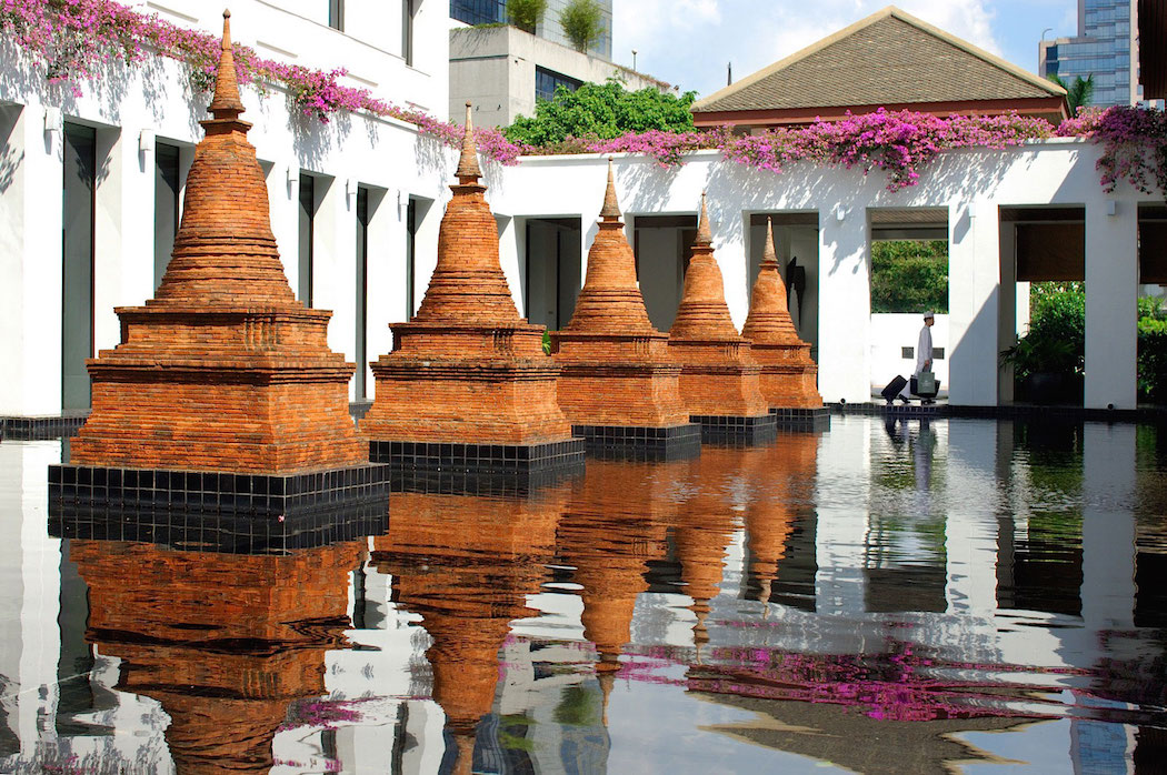 hotel-sukhothai_chedi_pond-(1)