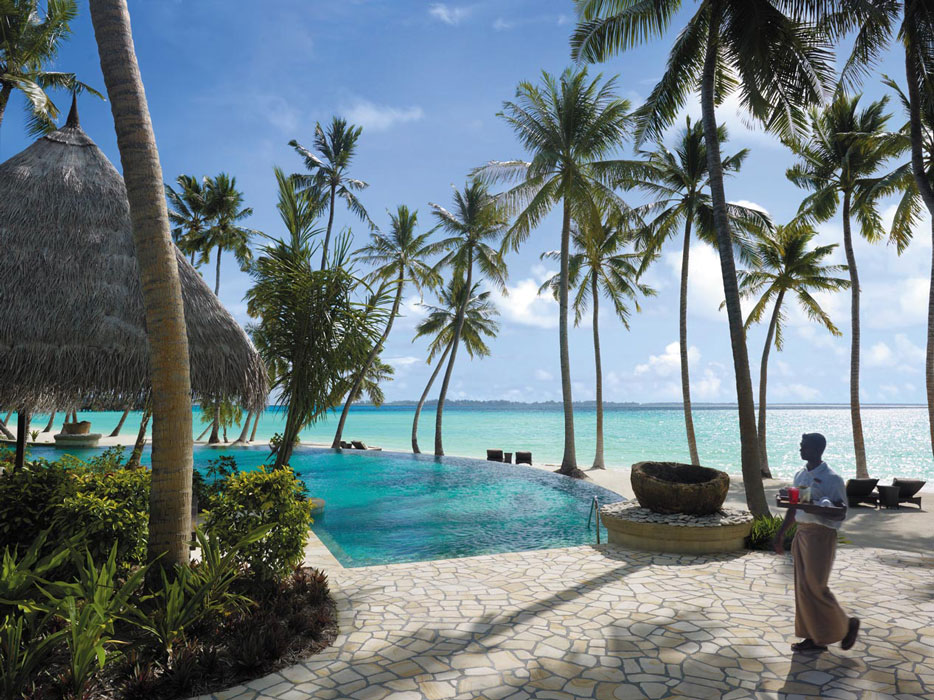 Shangri-La's Villingili Resort & Spa-Endheri-pool-with-staff