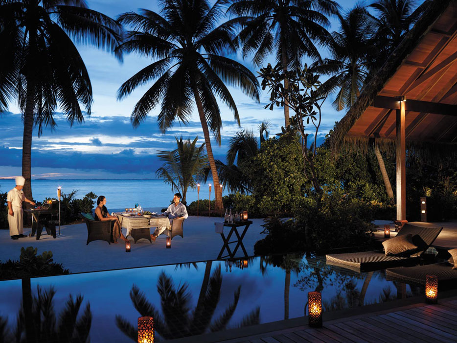 Shangri-La's Villingili Resort & Spa-dining-by-the-pool