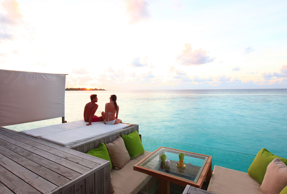 Six Senses Laamu 975x660_water_villa_deck_sunset4