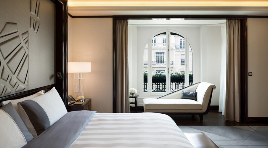 The-Peninsula-Paris-Grand-Premier-Suite---Bedroom-1074x604