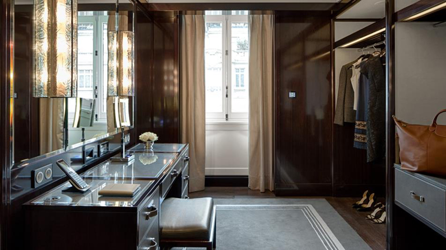 The-Peninsula-Paris-Grand-Premier-Suite---Dressing-Room-2-1074x604