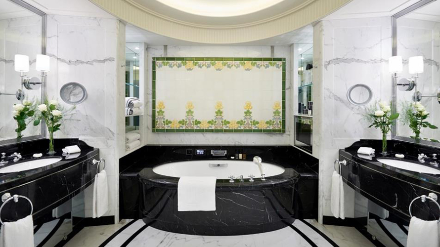 The-Peninsula-Paris-Historical-Suite---Bathroom-1-1074x604