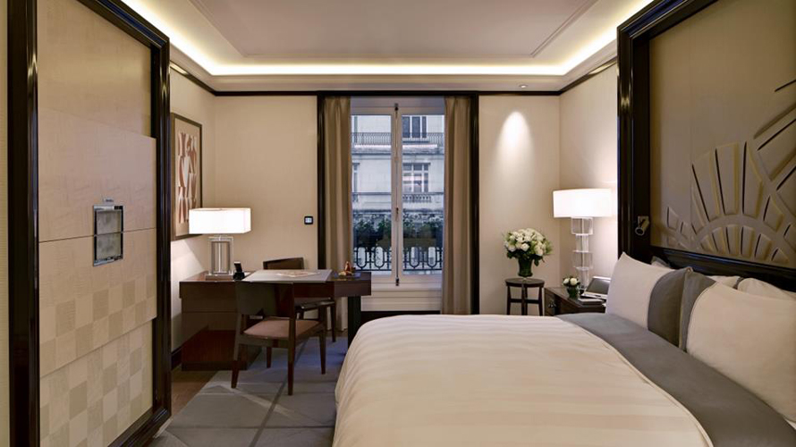 The-Peninsula-Paris-Superior-Room-1074x604