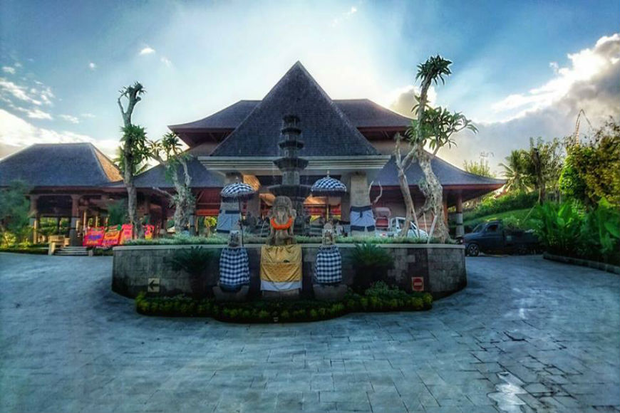 1-entrance-royal-tulip-visesa-bali