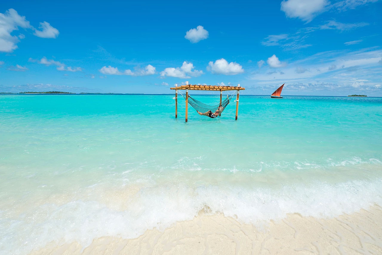 ayada-maldives-resort-clear-water-beach