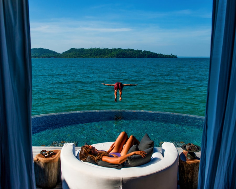 truly-classy-song-saa-cambodia-justin-mott-2-bedroom-overwater-villa-guest-diving-into-ocean-min